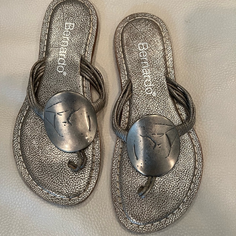 BERNARDO Womenโs Must Thong Sandal Gray Size 7M Made In Brazil